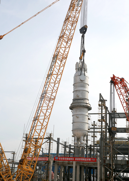 延能化項目甲醇裝置核心設(shè)備——合成塔順利吊裝 (3)_副本.jpg